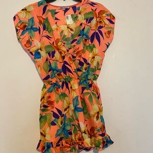 l Love this Romper !! never been used has pockets!! bottom part is like shorts